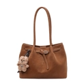 Bolso tote de ante marrón con correas finas y un llavero de osito de peluche marrón - Con Colgante / Marrón