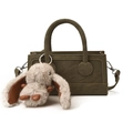 Borsa baguette verde oliva con ciondolo a coniglio in peluche e tracolla fine - Con Ciondolo / Verde