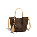 Klassieke donkerbruine monogram shopper met bruine handvatten en decoratieve zijden sjaal - Koffie & Abrikoos