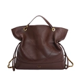 Borsa tote trapuntata marrone scuro con tracolla a catena dorata e logo marchio - Marrone