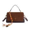 Retro-Handtasche in Braun mit Goldbeschlägen und Vintage-Perlenanhänger für Damen - Wildleder Kaffee