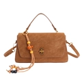 Braune Handtasche aus Wildleder mit ethnischem Perlenanhänger und Metallverschluss - PU Braun