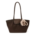 Grand sac cabas marron foncé en cuir mat avec de fines bandoulières élégantes - Avec Pendentif / Café Clair