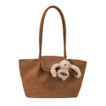 Détail du cabas en cuir marron avec rabat magnétique et breloque lapin en peluche blanc - Avec Pendentif / Marron