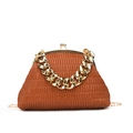 Sac à main froncé marron caramel avec poignée en chaîne dorée et fermoir vintage baisers - Marron