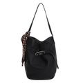Sac seau en cuir grainé noir avec foulard décoratif en soie et boucle en métal argenté - Avec Pendentif / Noir