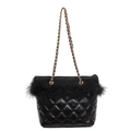 Sac bandoulière matelassé noir élégant avec plumes et chaîne dorée - Noir