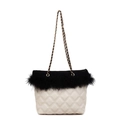 Détail du sac cabas en cuir matelassé avec garniture en plumes noires et chaînes dorées - Noir et Blanc