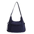 Bolso tote plisado azul marino con correas ajustables y bolsillo frontal sobre blanco - Azul oscuro