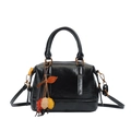 Borsa a mano Boston nera in pelle vintage con ciondolo a foglia e dettagli bronzo - Con Ciondolo / Nero