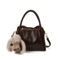 Dunkelbraune Handtasche aus Kunstleder mit goldenen Details und Plüsch-Hasenanhänger - Mit Anhänger / Braun