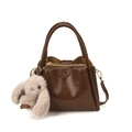 Braune Lederhandtasche mit Plüschhasen-Anhänger und verstellbarem Schultergurt - Mit Anhänger / Braun