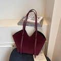 Bolso tote minimalista de ante burdeos con diseño de corte en V y detalle de borla de nudo - Burdeos