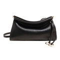 Bolso baguette de cuero negro minimalista con herrajes dorados y acabado liso suave - Negro