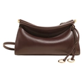 Bolso de hombro minimalista en cuero marrón oscuro con herrajes dorados y acabado mate - café