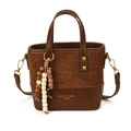 Borsa a secchiello marrone scuro con inserti in pelle scamosciata, scritte oro e nappe - Marrone