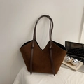 Bolso tote grande de ante marrón oscuro con borde en V y elegante detalle de nudo - Marrón