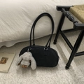 Borsa baguette vintage nera con ciondolo a forma di coniglio su una sedia minimalista - Stile con ciondolo a forma di coniglio / Nero