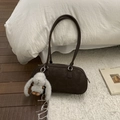 Dettaglio borsa baguette marrone scuro in ecopelle con ciondolo a forma di coniglio - Stile con ciondolo a forma di coniglio / Marrone