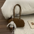 Dettaglio della borsa retrò in pelle cerata con grazioso ciondolo a forma di coniglio - Stile con ciondolo a forma di coniglio / Marrone