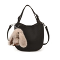 Zwarte hobo-tas van kiezelleder met een schattige beige pluchen konijnenhanger - Met Pluche Hanger / Zwart