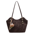 Grande borsa tote marrone caffè in finta pelle scamosciata con ciondolo a forma di orso - Con Ciondolo / Marrone