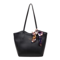 Minimalistische schwarze Shopper-Tasche aus Kunstleder mit buntem Seidenschal-Akzent - Schwarz