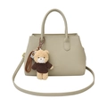 Sac bandoulière en cuir beige clair avec poignée et breloque en forme d'ours en peluche - Avec Pendentif / Blanc Cassé