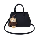Borsa tote nera in pelle a grana litchi con ciondolo a orsetto e tracolla regolabile - Nero