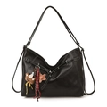 Schwarze Hobo-Tasche aus PU-Leder mit weißen Kontrastnähten und Bärenanhänger - Mit Anhänger / Schwarz