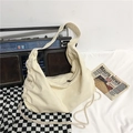 Beige geplooide canvas schoudertas voor dames met brede riem in een minimalistische retro-stijl - Wit