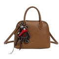 Sac à main élégant en cuir grainé marron en forme de coquille avec breloque ours - Avec Pendentif / Marron