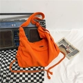 Levendige oranje canvas hobo tas met trekkoorden aan de zijkant en franje in retro stijl - Oranje