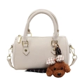 Borsa Boston beige crema in pelle opaca con simpatico ciondolo a forma di orso - Con Ciondolo / Bianco Sporco