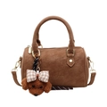 Borsa a mano Boston marrone classica con trama in pelle e simpatico ciondolo a forma di orso - Con Ciondolo / Marrone