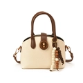 Elegante bolso concha blanco crema con asa marrón y adorno de borla de cuentas de madera - Blanco Roto