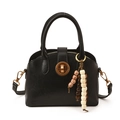 Elegante bolso negro con forma de concha, hebilla dorada y colgantes de cuentas - Negro