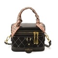 Elegante schwarze gesteppte Box-Tasche mit Seidentuchgriff und goldener Kette - Schwarz