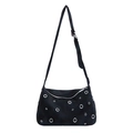 Bolso bandolera retro negro con ojales plateados y correa ajustable en fondo blanco - Negro
