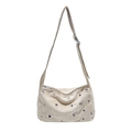 Bolso hobo de ante beige con ojales plateados y correa ajustable de estilo retro - Blanco