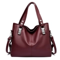 Sac fourre-tout en cuir bordeaux à motif litchi avec ferrures argentées et bandoulière - Rouge
