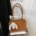 Bolso tote marrón de piel sintética con correas largas y colgante de conejo blanco - Con Colgante / Marrón