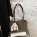 Bolso tote verde oliva oscuro con colgante de conejo de peluche sobre maleta gris - Con Colgante / Verde