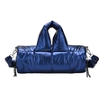 Bolso acolchado azul marino metalizado con asa acolchada y diseño de forma cilíndrica - Azul