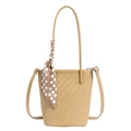 Hellbraune geflochtene Beuteltasche mit elegantem gepunktetem Schalgriff und Riemen - Khaki