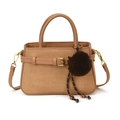 Bolso de mano marrón para mujer con textura tejida colgante de peluche y cierres dorados - Caqui
