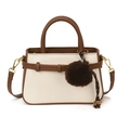 Retro-Beuteltasche aus beigem Webstoff mit braunem Lederbesatz und Plüsch-Pompon-Anhänger - Cremeweiß