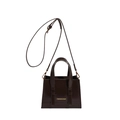 Bolso cuadrado pequeño de cuero mate marrón oscuro con correa ajustable y oro - café