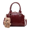 Bolso estilo Boston rojo oscuro de piel sintética con amuleto de perro de peluche marrón - Con Colgante / Burdeos