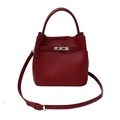 Bolso de hombro rojo de piel granulada con cierre de metal plateado y correa - Rojo
